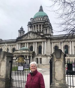 Trine Andersen, redaktør for britiskpolitikk.no, foran Belfast County Hall, foto