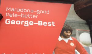 Bilde av George Best på vegg i Belfast.