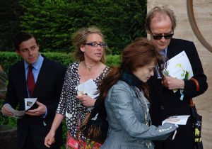 Helena Bonham Carter og Bill Nighy på Chelsea Flower Show. foto