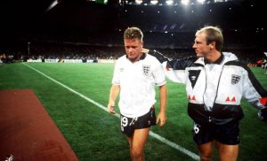 Paul «Gazza» Gascoigne forlater banen. Foto