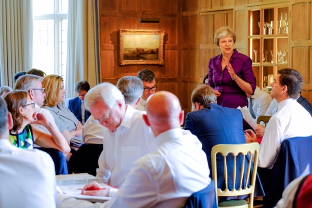 Regjeringens brexit-møte Chequers Theresa May snakker. Foto.