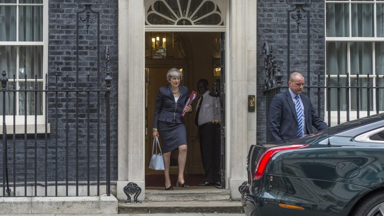 Statsminister Theresa May på vei ut av døra til Downing Street 10. 