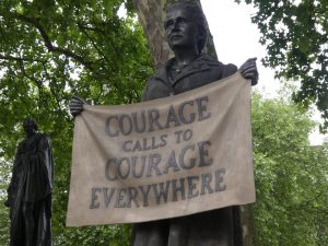 Millicent Fawcett på sokkel utenfor Parlamentet.