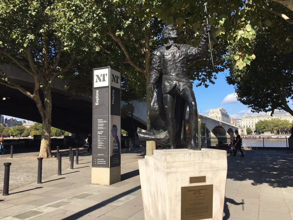 Laurence Olivier utenfor National Theatre London. Foto