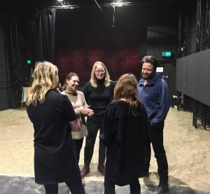 Pia Tjelta, regissør Marit Moum Aune og Kåre Conradi i prøvesalen i London Foto