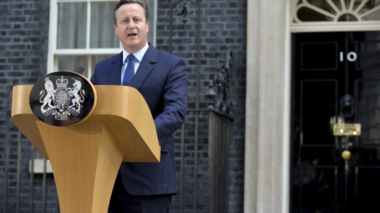 David Cameron utenfor 10 Downing Street. Foto
