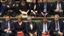 Theresa May på benken i Underhuset. Foto