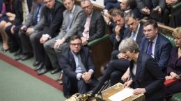 Theresa May på talestolen i Underhuset. Foto