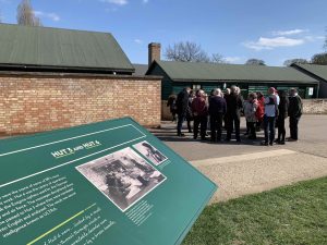 Turistgruppe foran treskur på Bletchley Foto
