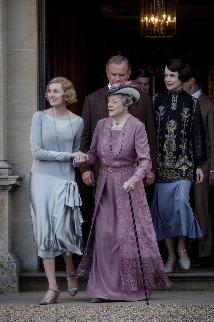 Scene fra den nye Downton Abbey-filmen med blant andre Maggie Smith. Foto