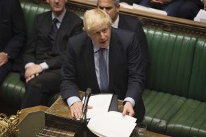 Boris Johnson i Underhuset. Foto