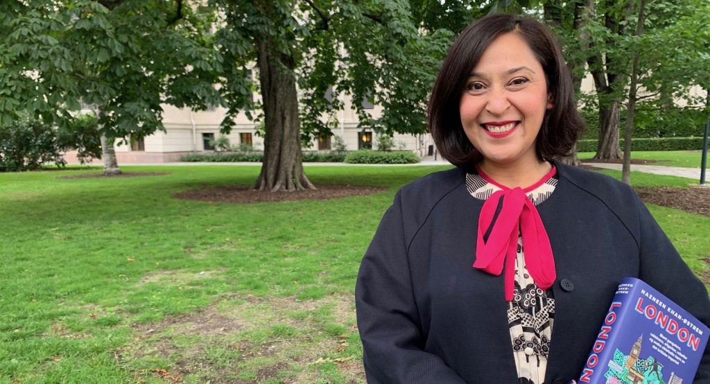 Nazneen Khan-Østrem med London-bok. Foto