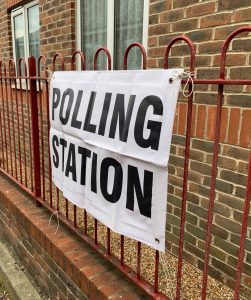 Skilt polling station Foto