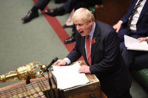 Boris Johnson i Underhuset. Foto