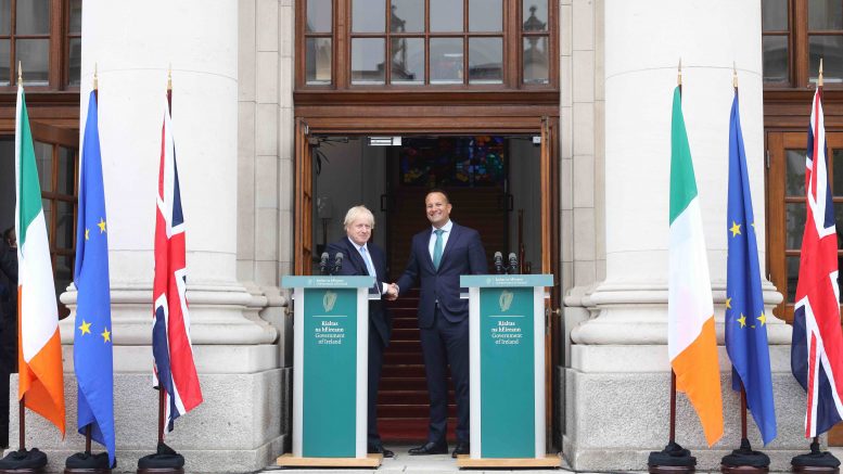 Boris Johnson og Leo Varadkar under et møte i Dublin. Foto