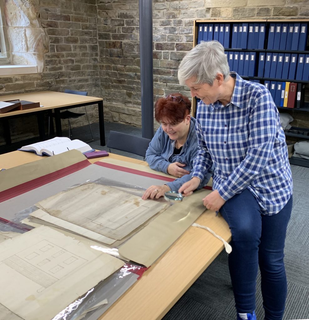 Sally Wainwright og Anne Choma i arkivet i biblioteket i Halifax. foto