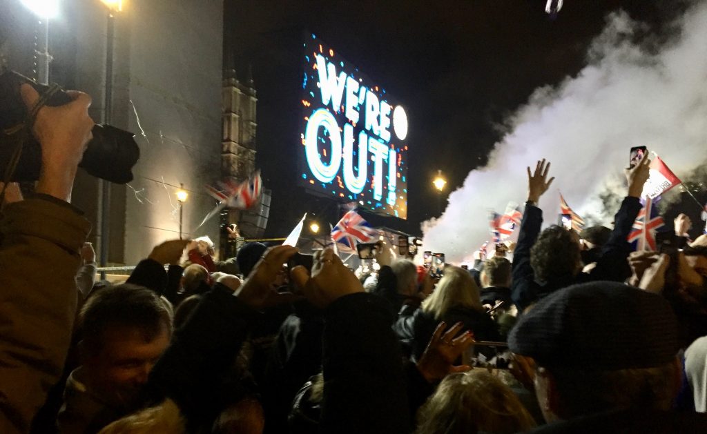 Bilde av storskjerm med We´re out