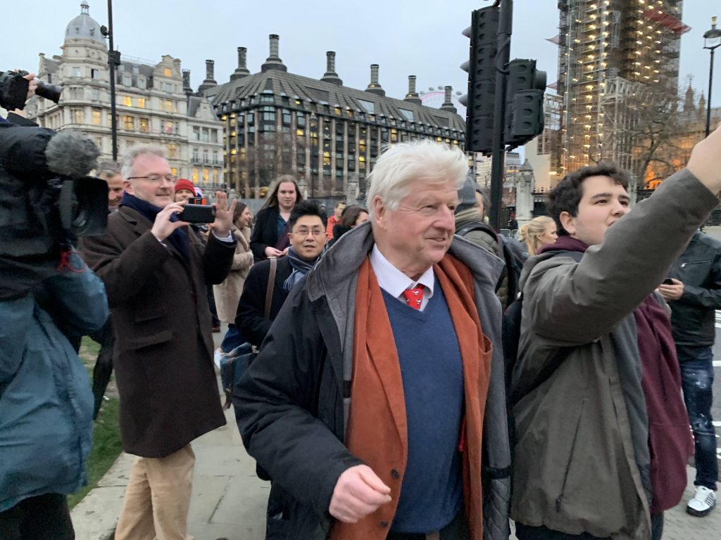 Stanley Johnson på Parliament Square. Foto