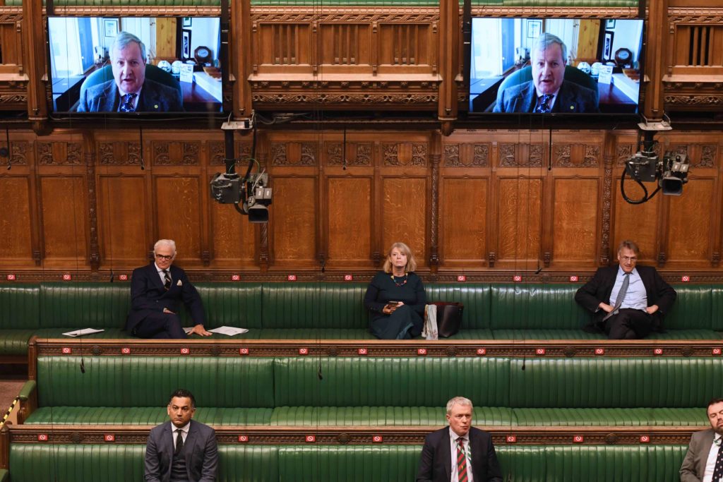 Ian Blackford, SNP, på videoskjerm i Underhuset. Foto