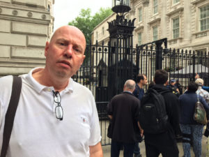 Erik Mustad utenfor Downing Street