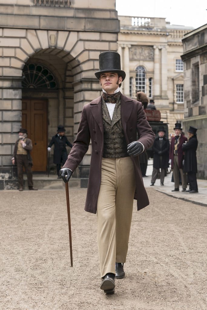 Jack Bardoe spiller den mystiske Charles Pope i kostymedramaet Belgravia. Foto