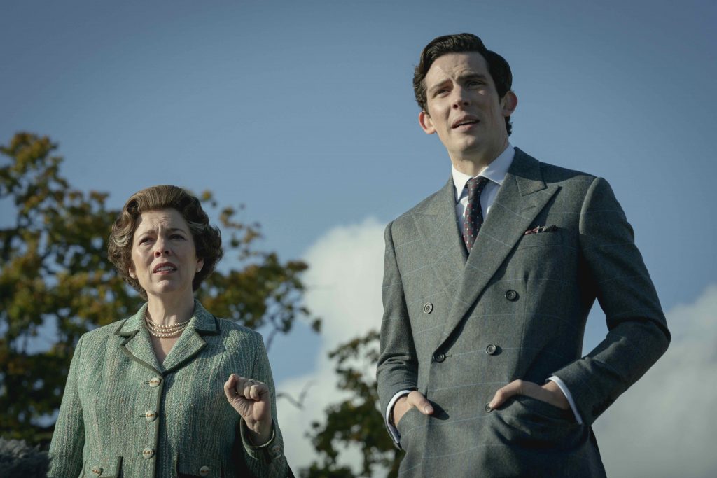Olivia Colman som dronning Elizabeth og Josh O´Connor i en scene fra sesong 4 av The Crown. Margaret Thatcher (Gillian Anderson) og mannen Denis Thatcher (Stephen Boxer) vinker til de frammøtte utenfor Downing Street 10 i en scene fra den nye sesongen av The Crown. Foto