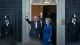 Rollebilde av Margaret Thatcher og mannen Denis utenfor Downing Street, fra sesong 4 av The Crown