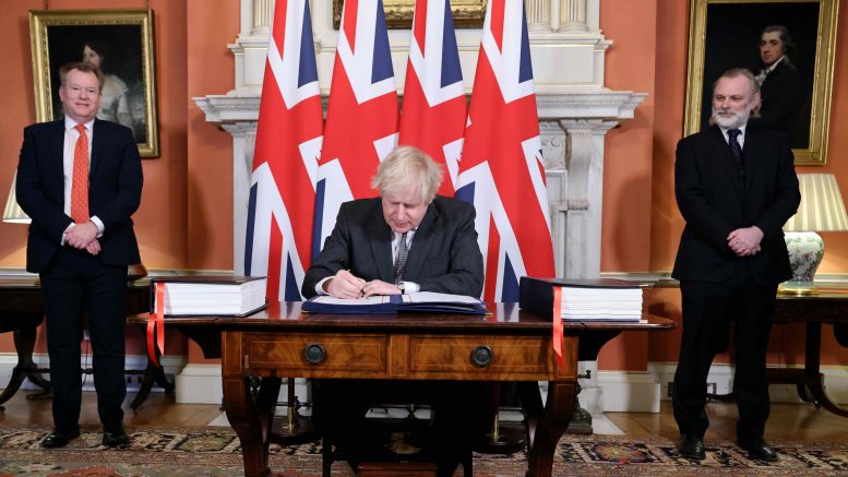 Boris Johnson signerer brexitavtalen