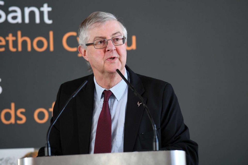 Mark Drakeford på talerstolen. Foto