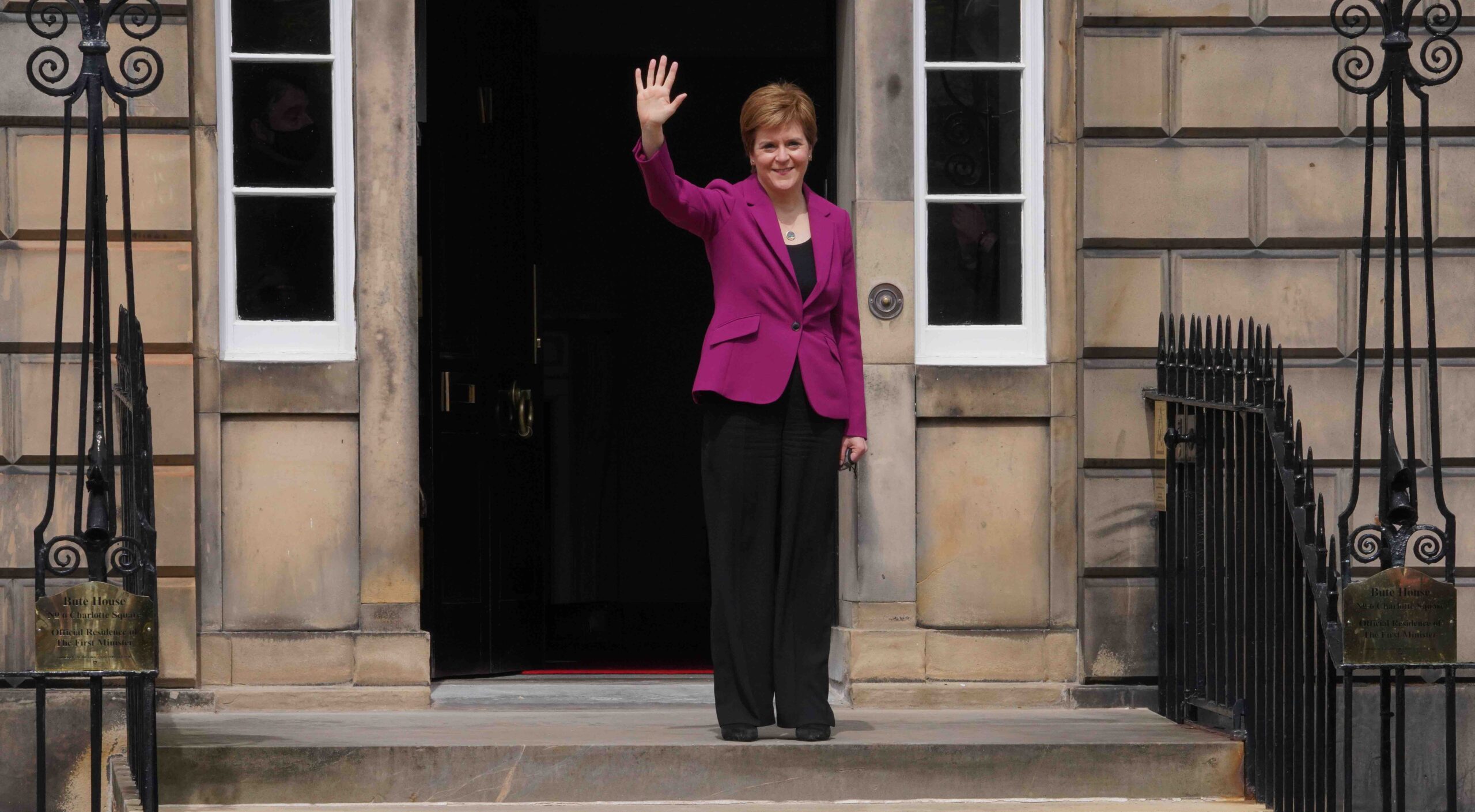 Nicola Sturgeon vinker. Foto