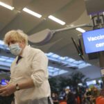 Boris Johnson besøker vaksinesenter-