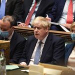 Boris Johnson i Parlamentet, omgitt av Liz Truss og Dominic Raab. Foto